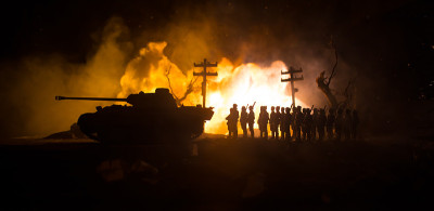 战争的概念。军事剪影在战争雾天空背景战斗场景，世界大战士兵剪影在多云天际线在晚上。废墟城中的战斗。有