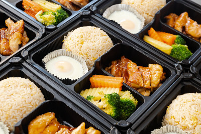 日本便当盒，塑料包装的日本食物午餐盒。照烧鸡炒饭。