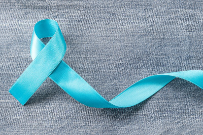 蓝丝带象征前列腺癌意识运动和男性健康在11月牛仔裤牛仔