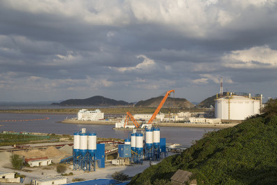 沥青、水泥和混凝土生产设备。混凝土厂