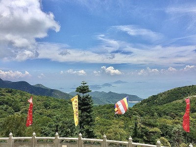 天坛大佛是一尊大型释迦牟尼铜像，于1993年落成，位于香港大屿山昂坪。