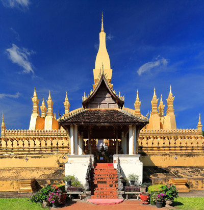 山楂Wai-Prayer Gate-E。侧墙第一层PhaThat Luang佛塔。Vientiane