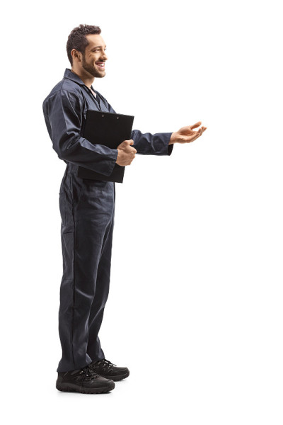 穿着制服的男工人站着，用手打手势