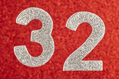 32号，红色背景上的银色。周年纪念日。