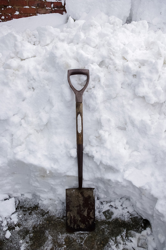 铲靠在清理过的雪堆边上。