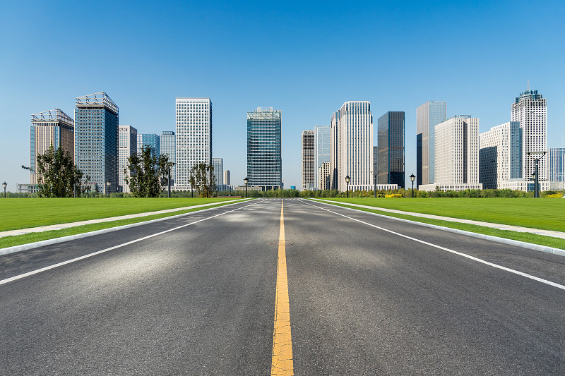 城市道路穿过北京的现代化建筑