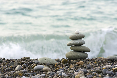 黑海海滩上的石头金字塔象征着稳定、禅意、和谐、平衡。