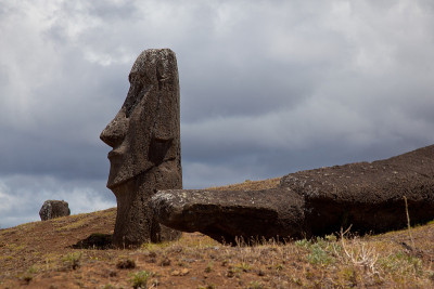 拉诺拉拉库火山的摩艾石像