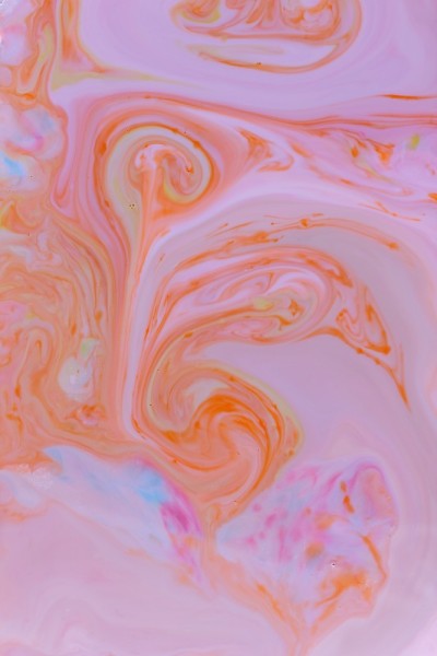 抽象的多色背景与橙色染料上的液体，橙色污渍上的牛奶，宇宙全息图案，极简主义，波普艺术纹理设计师，艺术