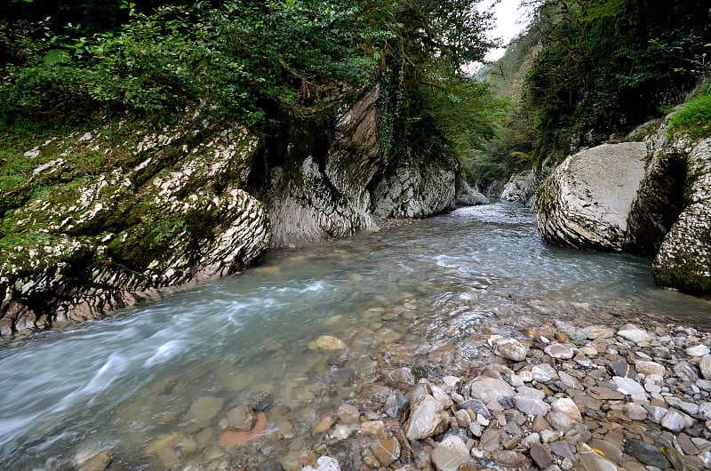 恶魔峡谷河霍斯塔，索契，俄罗斯