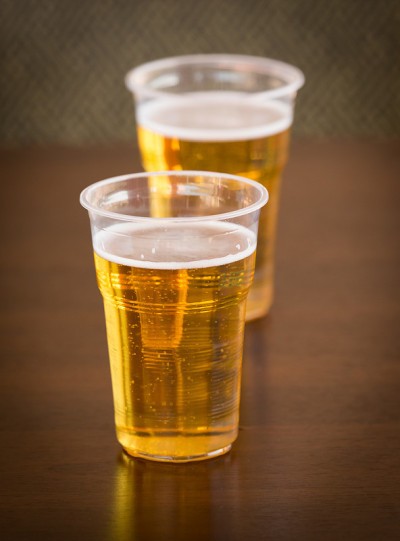 桌上放着塑料杯里的新鲜啤酒