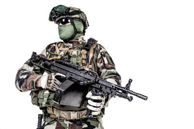 法国伞兵带着武器