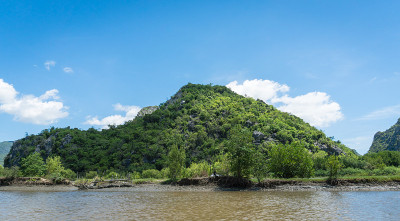 7 .有绿树蓝天水云的山或石或山
