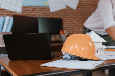 现场施工时将安全帽放在桌子上。建筑、工程、商业和民用概念。
