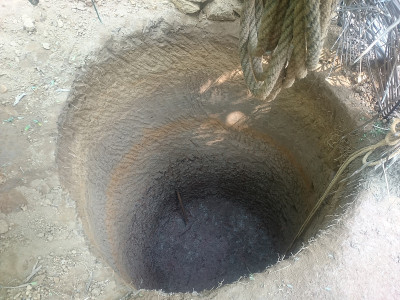 在印度喀拉拉邦建设一口井。露天井被用来抽取该地区最浅层的水，这些水通常是在不封闭的浅层含水层中发现的