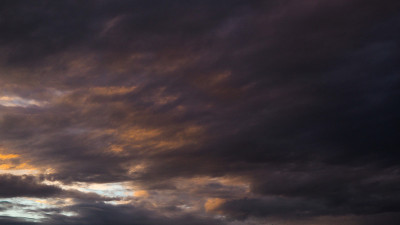 Yellowish-hued天空
