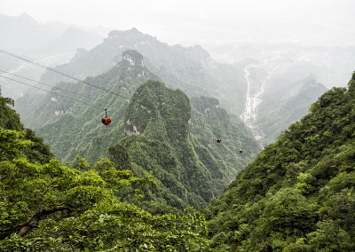 世界上最长的索道，山峦叠翠，云雾缭绕——天门山，中国湖南张家界的天门