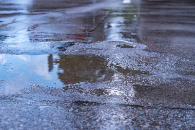 靠近沥油路上的水坑，在城市里雨后的倒影