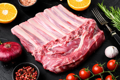 羊排肉架，在黑色深色的石桌背景上