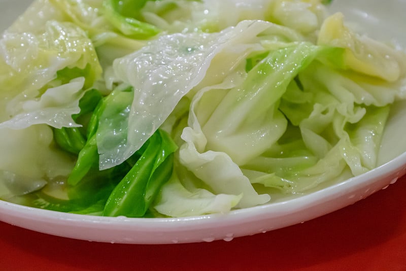 台湾餐馆里美味的白盘炒白菜。