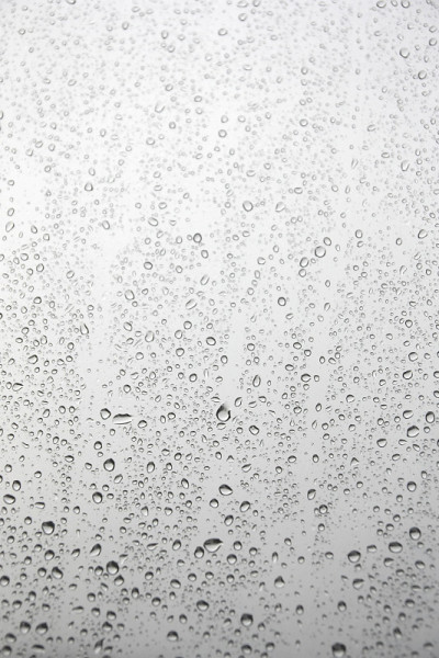 雨滴落在窗户上