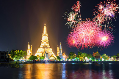 Wat Arun Ratchawararam Ratchawaramahawihan与美丽的烟花照明