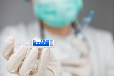 拿着疫苗注射液的科学家或医生