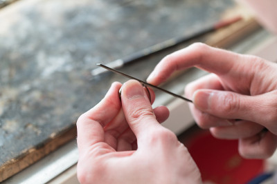 用专业工具制作工艺珠宝