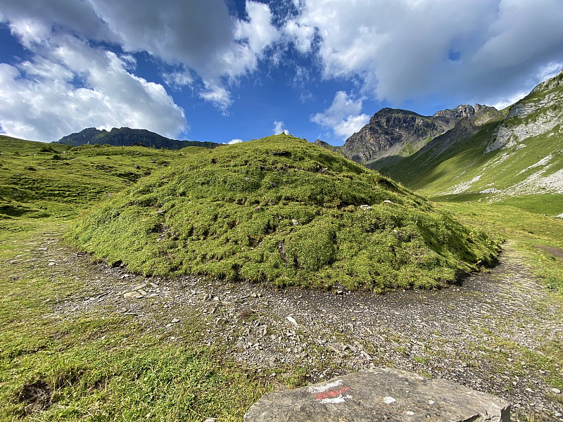 在梅尔赫塔尔阿尔卑斯山谷和乌里阿尔卑斯山脉的斜坡上的登山路标和标记，克恩斯-奥布瓦尔登州，瑞士(坎顿