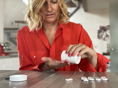 成年妇女在家厨房服用补品