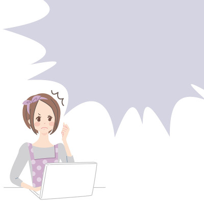 一名愤怒的年轻女子正在操作电脑