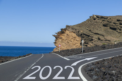 新年改变理念，路以题字2022，恭贺新禧以天然海岸为背景
