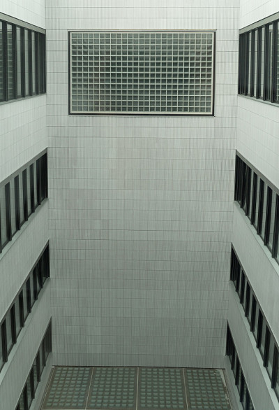 现代多层建筑的室内开放庭院