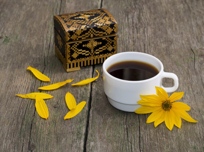 咖啡杯，花瓣，棺材和黄花