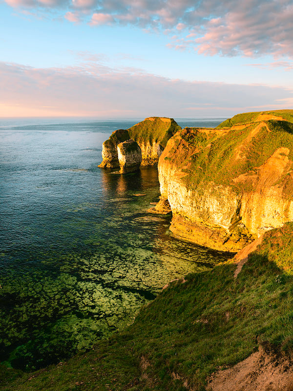 日出在白垩悬崖和海在Flamborough头，约克郡，英国。