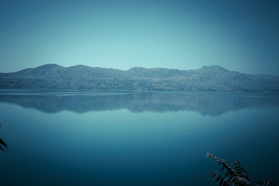 迷人的湖泊和山景。以拉齐格的哈扎尔湖(以拉齐格)是该地区最重要的自然资源之一。特殊的色彩和纹理效果。