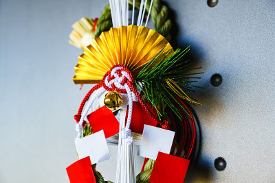 日本新年庆祝的幸运物品放在门口
