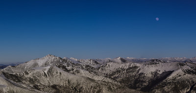 雪山上的满月