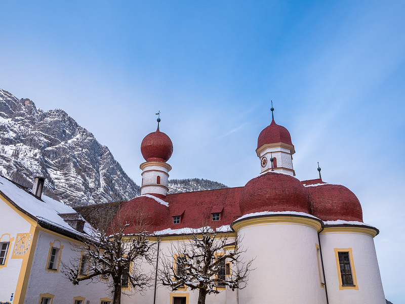 冬季景观全景教堂圣巴塞洛缪雪季在科尼西贝希特斯加登地，德国巴伐利亚