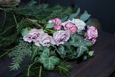 近距离在花店的桌子上是鲜花形成一束订购，你自己的花卉沙龙的概念