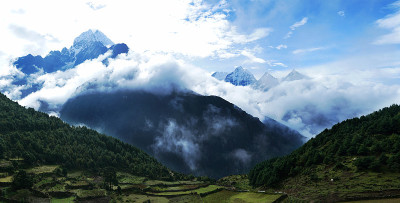 喜马拉雅山背景，珠穆朗玛峰大本营徒步从纳姆切集市到腾格布切，尼泊尔