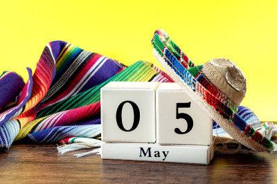 庆祝Cinco de Mayo和墨西哥节日的概念与真正的帽子(宽边帽)，传统的彩色地毯(serape