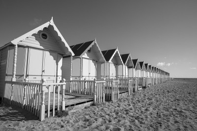 黑白图像的海滩小屋在西默西，英国埃塞克斯
