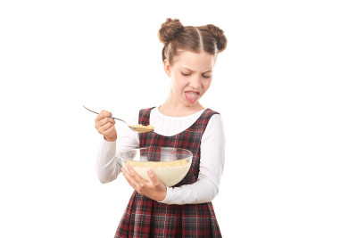 一个女学生吃麦片加牛奶