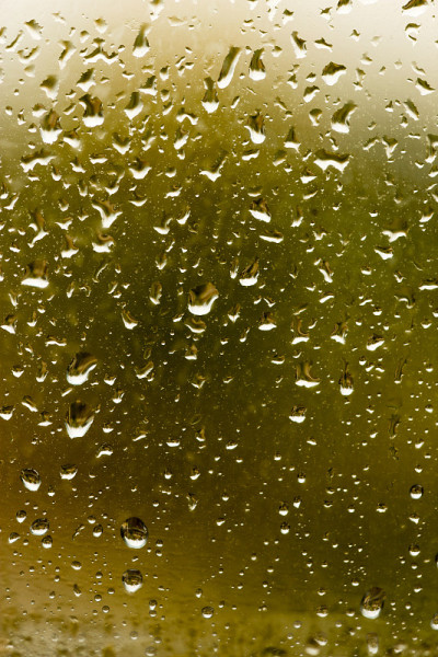 雨滴落在窗户上作为背景