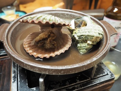 贝类在铁锅上烤