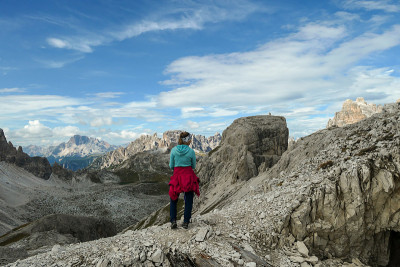 Oberbachernspitze -一个女人徒步旅行在一个高和荒凉的山在意大利白云石。