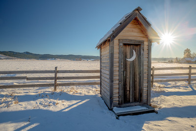 有雪和篱笆的乡间小屋