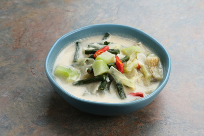 Sayur Lodeh或椰奶蔬菜汤，美味的传统印尼食物。