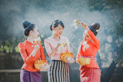 泰国女孩和老挝女孩在泼水节上泼水，